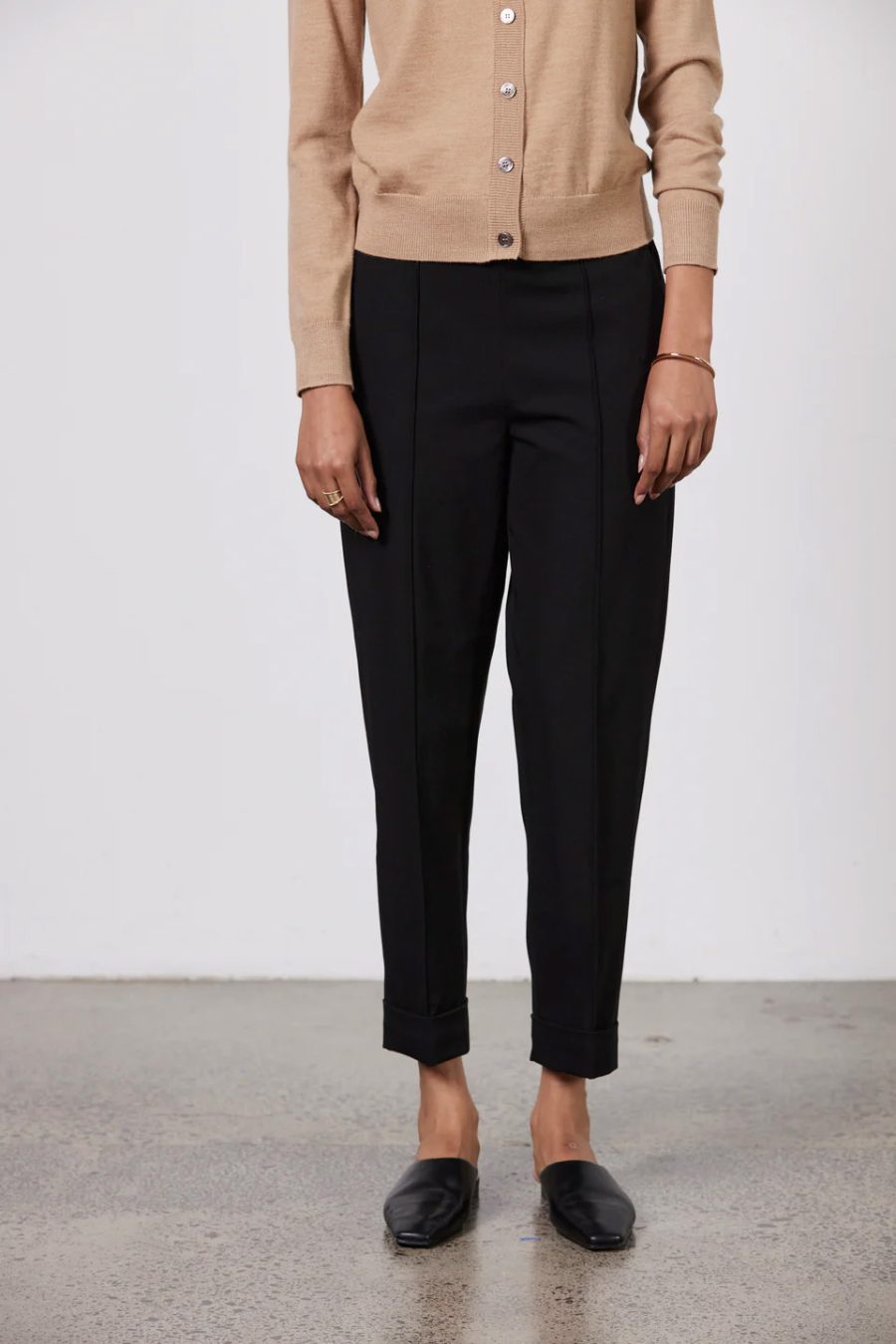 laing hardy cropped pant in black